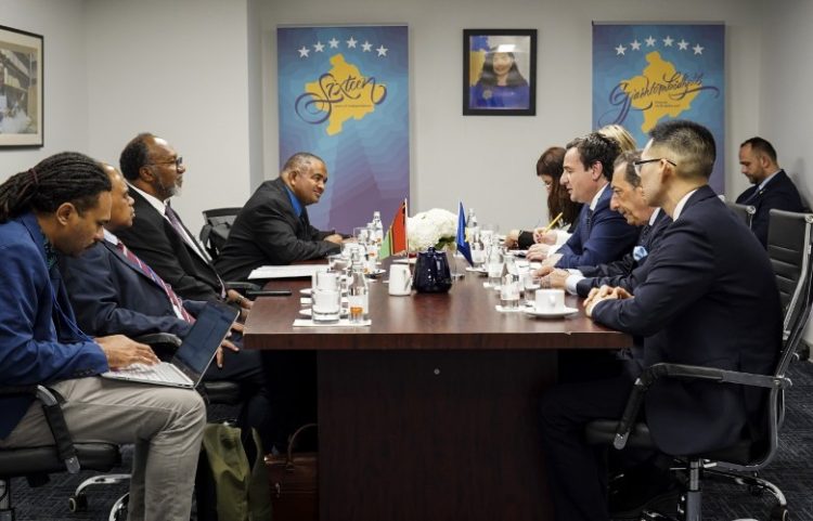 Kurti takon homologun e tij nga Vanuatu