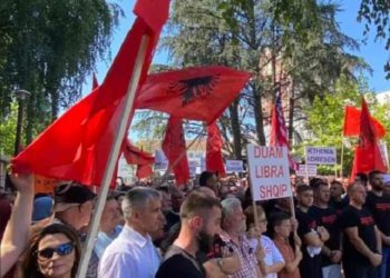 Shqiptarët e Luginës marshojnë për “identitet dhe dinjitet” dhe kundër diskriminimit