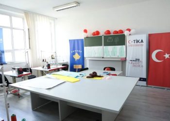 TIKA themeloi punëtori të rrobaqepësisë për fëmijët me dëmtime të dëgjimit dhe të folurit në Prizren