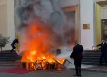 Deputetët e PD-së i vënë flakën karrigeve jashtë Kuvendit të Shqipërisë