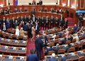 Mbyllet seanca plenare në Kuvendin e Shqipërisë mes tensioneve dhe kaosit