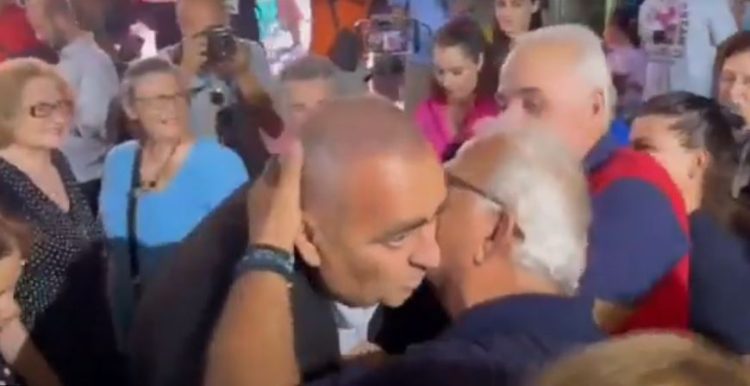 Fredi Beleri pritet me brohorima dhe fishekzjarrë në Himarë