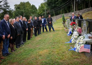 Gërvalla bën homazhe tek varrezat e vëllezërve Bytyqi në New York: Zbardhja e këtij kr*imi, plagë e hapur