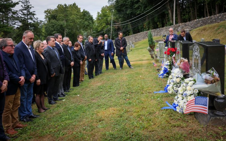 Gërvalla bën homazhe tek varrezat e vëllezërve Bytyqi në New York: Zbardhja e këtij kr*imi, plagë e hapur