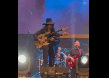Ish-gitaristi i ‘Guns N’Roses’ performon himnin e Kosovës