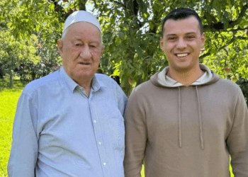 Endrit Thaçi viziton gjyshin në Burojë: Rrëfimet e tij janë gjithmonë inkurajuese