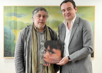 Kryeministri Kurti takohet me fotoreporterin Haviv: Mirënjohës për dokumentimin e kr*imeve të Serbisë