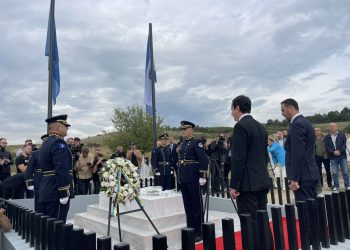 Kryeministri Kurtit bënë homazhe te varri i heroit Afrim Bunjaku