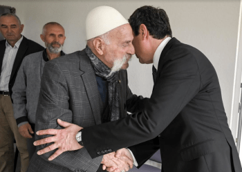 Kurti me ministra e deputetë shkojnë për ngushëllime në familjen Jashari