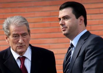 Basha për Berishën: I kam kërkuar të ikë me dinjitet që të mos ‘vdesë’ politikisht me turp, ka marr peng PD-në