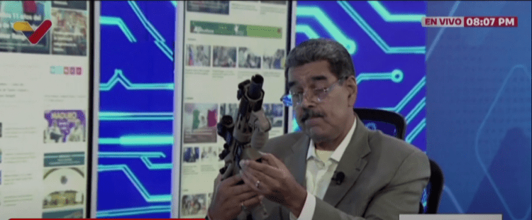 Dënon atentatin ndaj Trump, Maduro shfaqet në konferencë me a*rmën amerikane në dorë