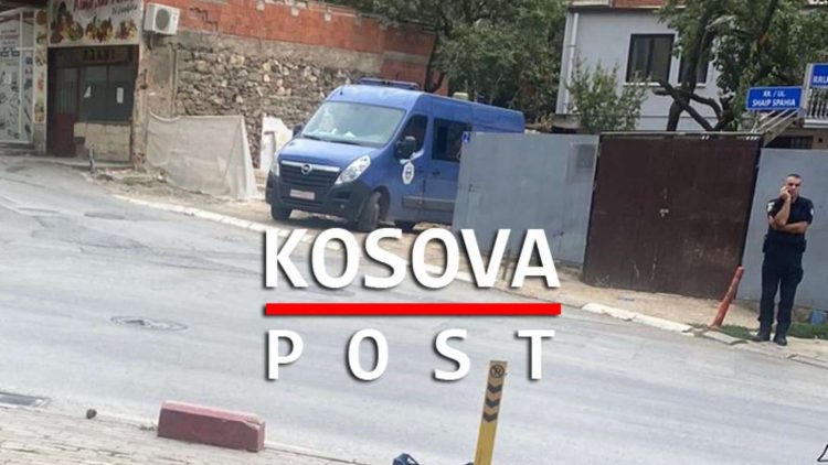 Forca të shtuara të Policisë po qëndrojnë pranë shtëpisë së familjës Sekiraqa
