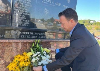 Peci bën homazhe tek ish-profesorët e tij që u vranë në ’98-ën