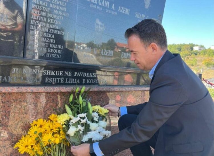 Peci bën homazhe tek ish-profesorët e tij që u vranë në ’98-ën