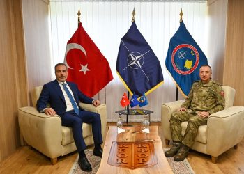 Komandanti i KFOR-it takohet me ministrin turk, flasin për situatën e sigurisë në Kosovë