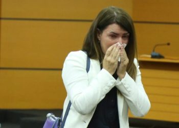 Shkarkohet nga detyra, prokurorja në Tiranë largohet e përlotur nga salla