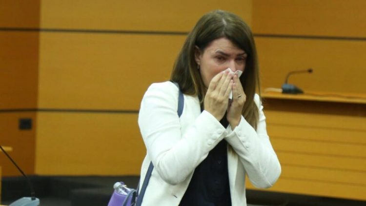 Shkarkohet nga detyra, prokurorja në Tiranë largohet e përlotur nga salla