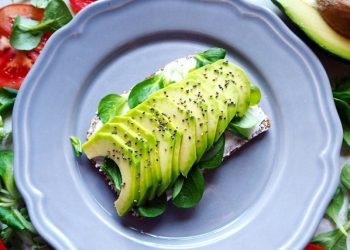 Katër ushqimet që kontribuojnë në humbjen e peshës