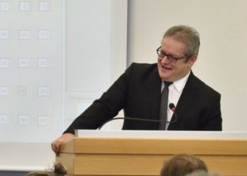 Deputeti i kantonit Jura në Zvicër thotë se Thaçi po mbahet në Hagë si në praktikat e një regjimi totalitar