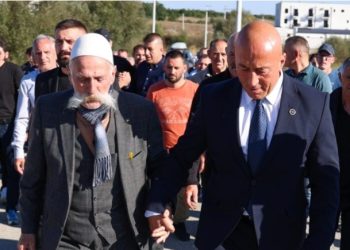 Haradinaj merr pjesë në varrimin e motrës së Adem Jasharit: Qoftë i paharruar kujtimi për të