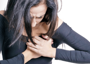 Çfarë nënkuptojnë shtrëngimet në gjoks?