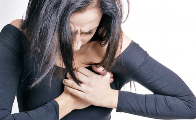 Çfarë nënkuptojnë shtrëngimet në gjoks?