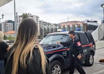 VIDEO | Dy aktiviste serbe iu hedhin lule karabinierëve mbi urën e Ibrit