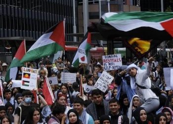 Aktivistë propalestinezë protestë para panairit të mbrojtjes në Australi