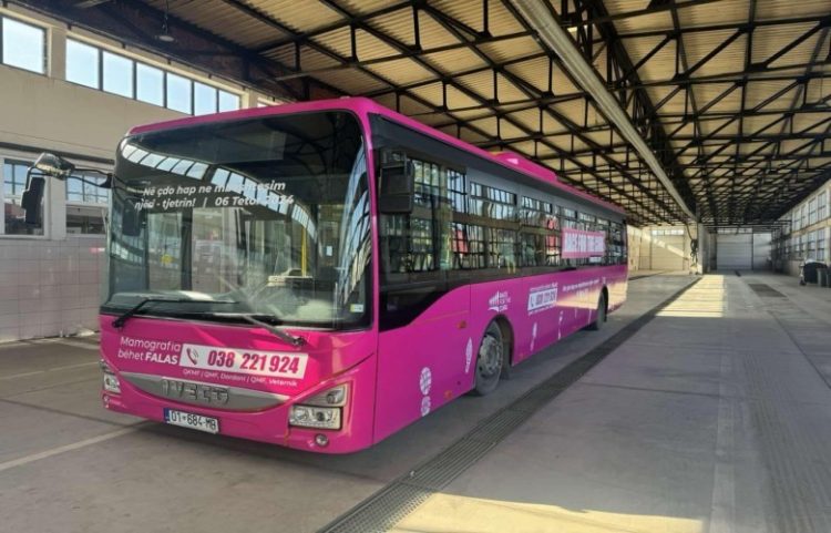 Sot fillon qarkullimin autobusi rozë në kuadër të fushatës kundër k*ancerit