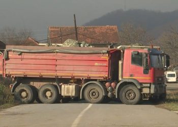 Serbia k*ërcënon me konflikt, serbët e Kosovës vendosin sot barrikada, kujdes në kufij