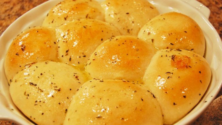 Bukë shtëpie me qumësht dhe gjalpë, e butë e plot shije