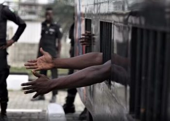 Përmbytjet në Nigeri shembin murin e burgut, arratisen 280 të burgosur