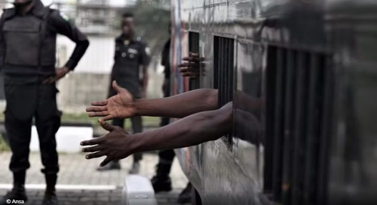 Përmbytjet në Nigeri shembin murin e burgut, arratisen 280 të burgosur