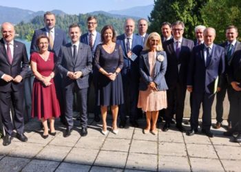 Kryediplomatja Gërvalla në Forumin Strategjik të Bledit, foto me homologët nga Europa Juglindore