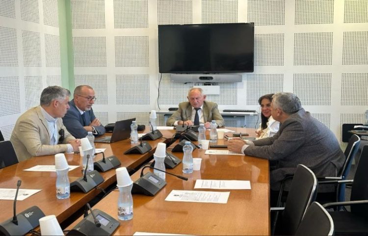 Përplasje mes pozitës dhe opozitës në Komisionin Hetimor për blerjen e teksteve