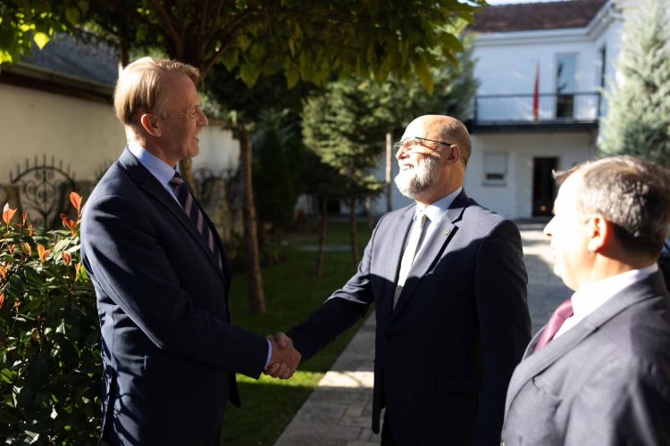 Ambasadori Malaj e pret homologun nga BE-ja: Avancimi i dialogut Kosovë-Serbi të vazhdojë pa vonesa