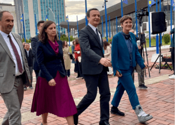 Ministrja gjermane erdhi në Kosovë me këmbë të lënduar