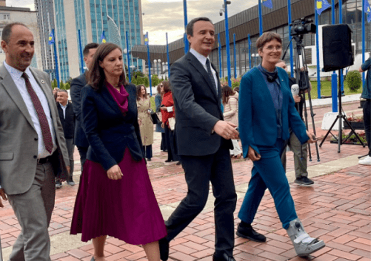 Ministrja gjermane erdhi në Kosovë me këmbë të lënduar