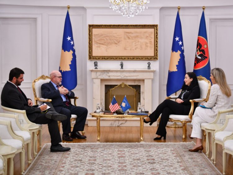 Osmani takohet me ambasadorin amerikan, bisedojnë për zhvillimet e fundit në Kosovë