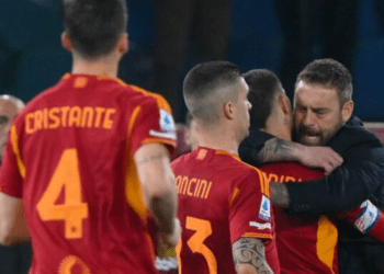 Plas te Roma, lojtarët e pakënaqur  përballen me drejtuesit për shkarkimin e De Rossit