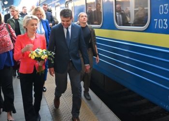 Von der Leyen-in e presin me lule në Kiev: Jam këtu për të sjellë mbështetjen e Europës