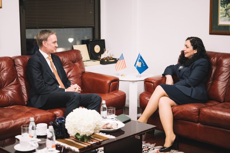Osmani bisedon me ambasadorin Carpenter tejkalimin “me sukses” të sfidave të përbashkëta