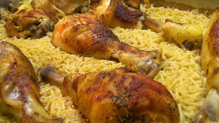 Zog fshati me pilaf në tavë balte, shije fantastike