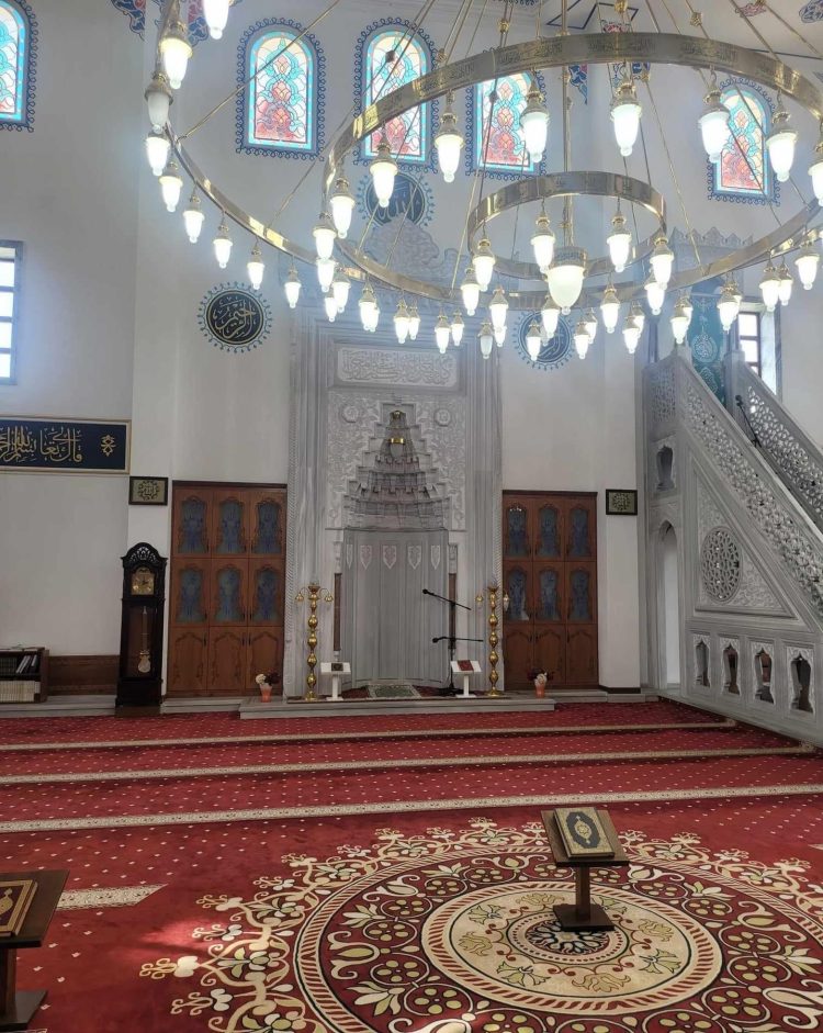 Vidhet një xhami në Ferizaj