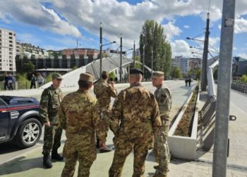 Pjesëtarë të Forcës Reaguese të Aleatëve shfaqen te Ura e Ibrit dhe në pjesë tjera në veri