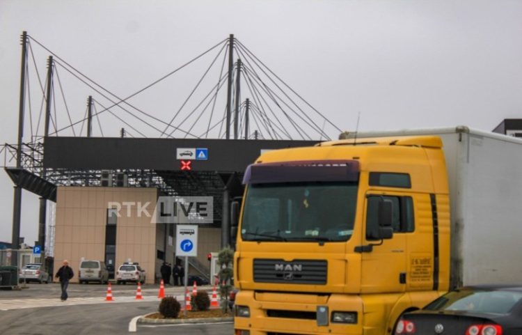 Një kamion me mallra serbe hyri në Kosovë