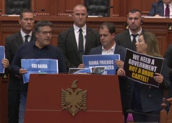 “Na duhet një qeveri, jo një kartel droge”: Deputetët e PD-së, me pankarta në duar bllokojnë foltoren e kuvendit