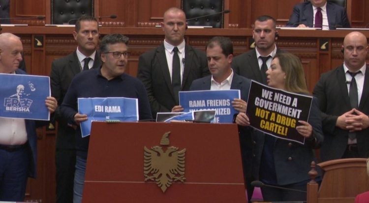 “Na duhet një qeveri, jo një kartel droge”: Deputetët e PD-së, me pankarta në duar bllokojnë foltoren e kuvendit