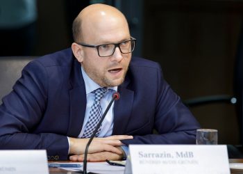 Kosova i hoqi vizat njëanshëm për Bosnjën, Sarrazin paralajmëron presion të Gjermanisë që Dodik të heqë bllokadën