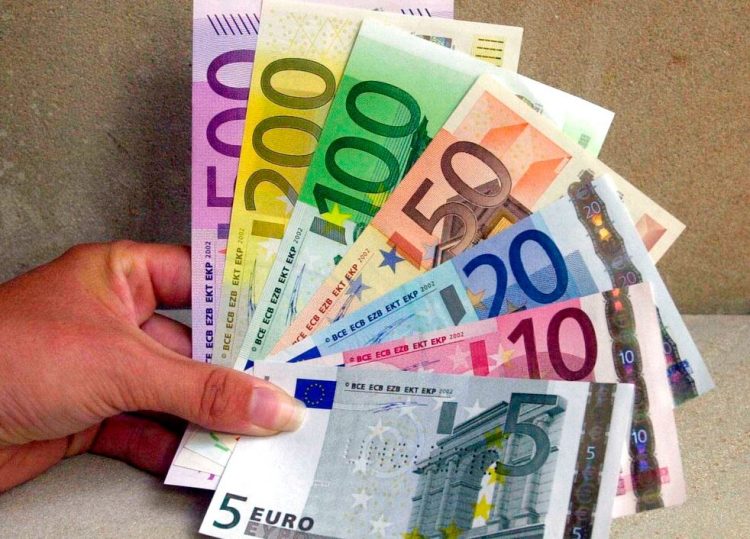 Disa biznese deponojnë 555 euro të falsifikuara në një bankë private të Prishtinës
